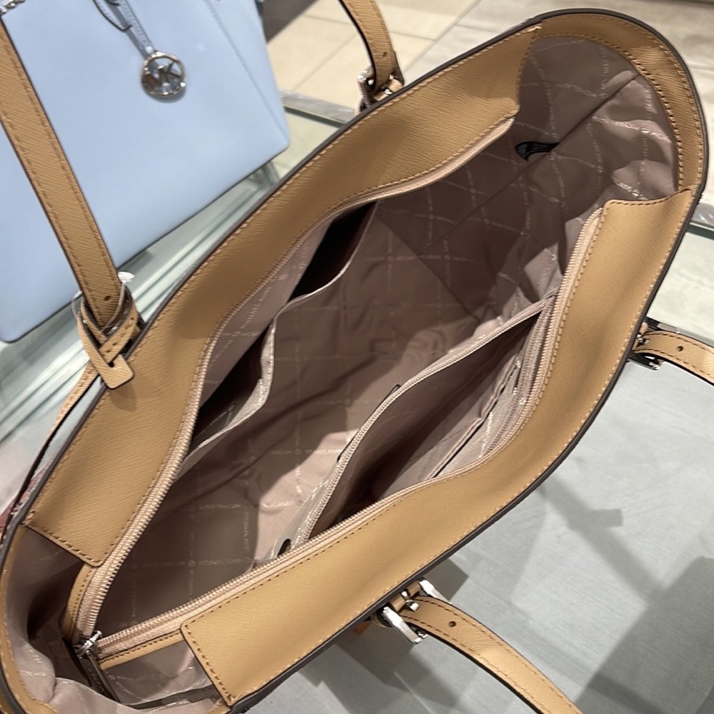 MICHAEL KORS GILLY LARGE DRAWSTRING TRAVEL TOTE SIGNATURE Camel
NWT
NWT - Picture 6 of 16